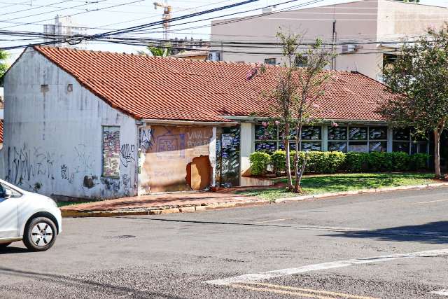 Carro &eacute; arremessado depois de acidente e destr&oacute;i parte da parede de casa