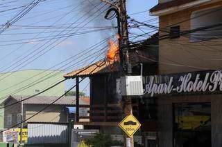 Transformador pegou fogo após colisão de caminhão em poste derrubar fios energizados (Foto: Kísie Ainoã)