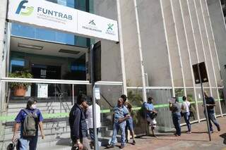 Trabalhadores em frente à sede da Funtrab na Capital aguardam por atendimento (Foto: Kisie Aionã / arquivo)