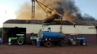 Agricultores usam 3 tanques de &aacute;gua para apagar inc&ecirc;ndio em barrac&atilde;o desativado 