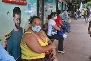 Rosane trabalho no Indubrasil e mora no Santa Emília; todos os dias enfrenta longa batalha para pegar ônibus (Foto: Paulo Francis)