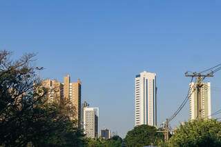 Amanhecer visto da Avenida Afonso Pena com céu azul de brigadeiro (Foto: Henrique Kawaminami)