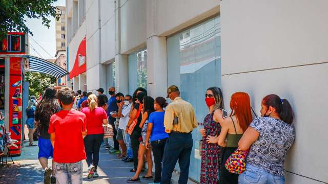 Na fila por 2 horas, clientes reclamam de falta de funcion&aacute;rios nos bancos