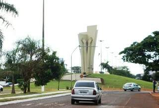 Monumento ao Colono, principal cartão-postal na entrada de Dourados (Foto: Helio de Freitas/Arquivo)