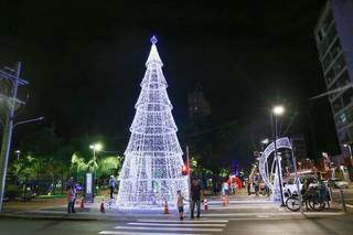 Árvore de Natal de 15 metros instalada no centro de Campo Grande, em 2019 (Foto/Arquivo: Paulo Francis)
