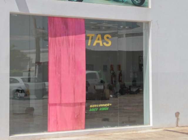 Ladr&otilde;es quebram vidra&ccedil;a e furtam 20 capacetes de concession&aacute;ria de motos
