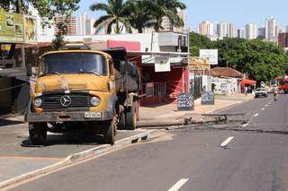 Caminhão sem freio perdeu o controle e atingiu poste, que caiu (Foto: Kísie Ainoã)