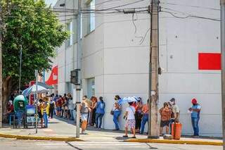 Fila dobrando a esquina na agência do Bradesco. (Foto: Henrique Kawaminami)