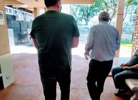 Filho de candidato que atirou em comerciante dep&otilde;e e sai livre