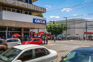 Agências da Caixa e do Bradesco na Rua Marechal Rondon coma 13 de Maio. (Foto: Henrique Kawaminami)