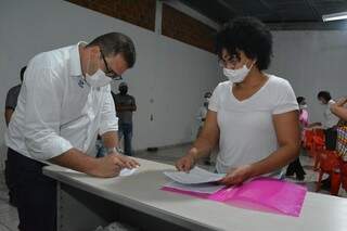 Alan Guedes assina compromisso com agentes de saúde (Foto: Divulgação)