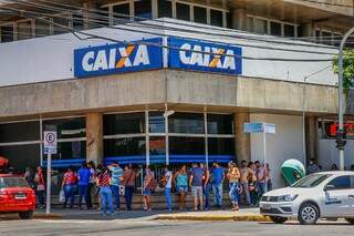 Fila na agência da Caixa Econômica Federal. (Foto: Henrique Kawaminami)