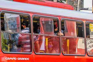 Passageiros em pé m ônibus da Capital quando ainda havia restrição (Foto: Marcos Maluf/Arquivo)