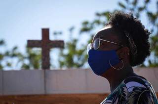 Em 2 de novembro, mulher visitava cemitério Santo Amaro, na Capital (Foto: Henrique Kawaminami/Arquivo)