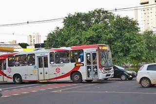 Ônibus lotando circulando pelo Centro da Capital, nesta quarta-feira (Foto: Paulo Francis)