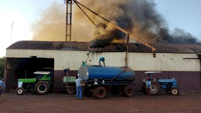 Agricultores usam 3 tanques de &aacute;gua para apagar inc&ecirc;ndio em barrac&atilde;o desativado 
