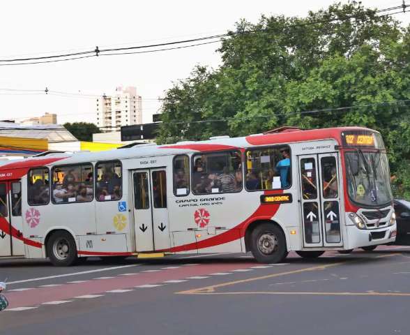 &Ocirc;nibus lotam na v&eacute;spera da volta do transporte com integra&ccedil;&atilde;o 100%