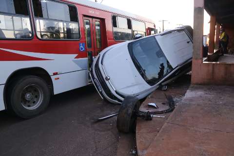 Carro “voa” depois de colidir com ônibus e condutor foge 