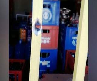 Tiros disparados por filho de candidato acertaram parede, grade e cerveja