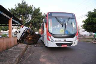 Carro &ldquo;voa&rdquo; depois de colidir com &ocirc;nibus e condutor foge 