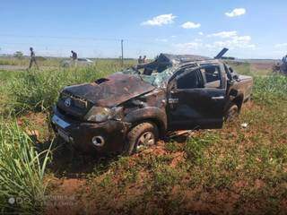 Hilux após capotar com dois equinos no reboque (Foto: Cipó / Cenário MS)