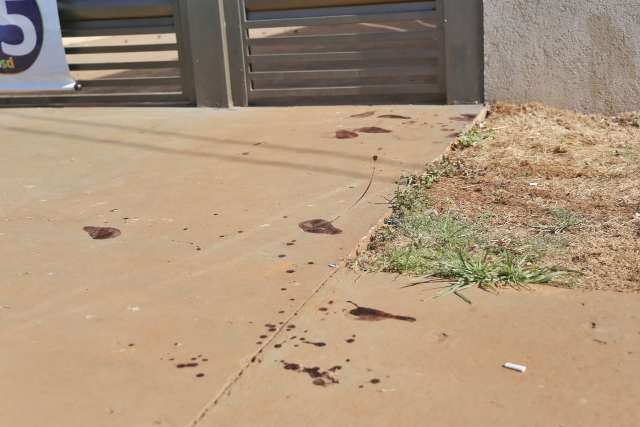 Chamado no port&atilde;o de casa, homem &eacute; baleado tr&ecirc;s vezes nas pernas