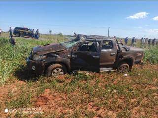 Hilux ficou destruida após capotar (Foto: Cipó/Cenário MS)