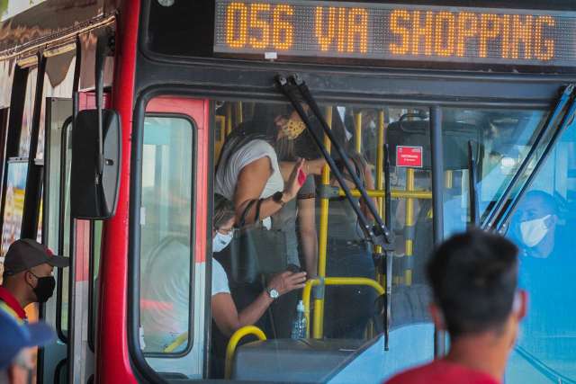 Cons&oacute;rcio e Agetran divergem sobre embarque de passageiros pela porta traseira