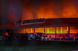 Atacadão em chamas, na noite do dia 13 de setembro (Foto: Marcos Maluf/Arquivo)