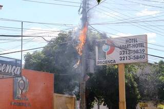 Após a batida, o trasnformador pegou fogo deixando vários consumidores sem energia (Foto: Kisie Aionã) 