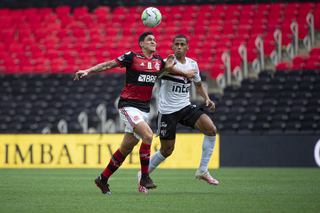 Atacante Pedro, do Flamengo, tenta escapar da marcação do zagueiro do São Paulo. Times se reencontram na Copa do Brasil (Foto: Flamengo/Divulgação)