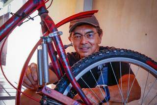 Kendi é o eletricista inventor por trás das &#34;molas&#34; de bicicleta (Foto: Henrique Kawaminami)