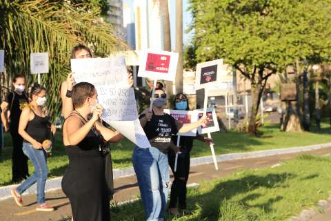 Protesto contra machismo no Judici&aacute;rio re&uacute;ne grupo no MPF