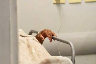Paciente em leito hospitalar na Santa Casa; internações, no início de outubro, eram cerca de duas vezes mais frequentes que hoje (Foto: Marcos Maluf/Arquivo)