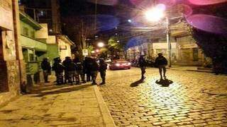 Forças de segurança foram mobilizadas em rua de La Paz para investigar o atentado (Foto: Telesur/@DrSuazo915)