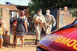  Brincando com irm&atilde;o, menina de 2 anos cai e se afoga em piscina em casa