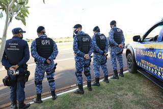 Guardas municipais durante fiscalização na Avenida Duque de Caxias. (Foto: Paulo Francis) 