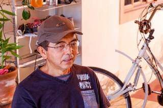 Kendi é eletricista aposentado e &#34;bicicleteiro&#34; nas horas vagas (Foto: Henrique Kawaminami)