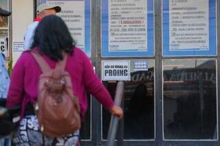 Candidatos em busca de empregos na Funsat. (Foto: Marcos Maluf)