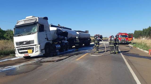 Carreta com etanol tomba e combustível vaza na BR-262