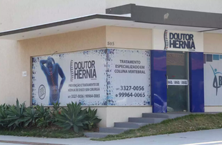 A Doutor Hérnia fica localizada na Rua João Akamine, 505, bairro Santa Fé.