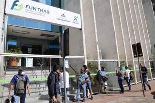 Movimentação de trabalhadores em frente à sede da Funtrab, no Centro (Foto: Kisie Aionã / arquivo)