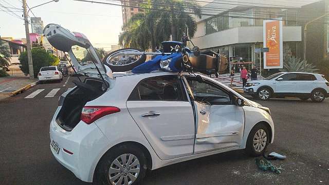 Moto vai parar no teto de HB20 em cruzamento no Jardim dos Estados 