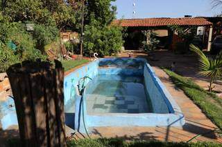  Brincando com irm&atilde;o, menina de 2 anos cai e se afoga em piscina em casa