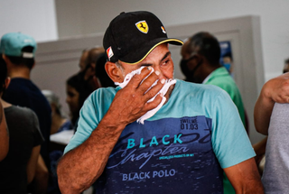 Fam&iacute;lia chora e cobra pris&atilde;o ao sepultar &quot;filho &uacute;nico&quot; que foi morto em assalto
