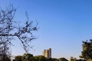 Amanhecer visto com céu azul de brigadeiro na região central da capital sul-mato-grossense (Foto: Henrique Kawaminami)