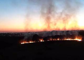 Inc&ecirc;ndio se alastra em dire&ccedil;&atilde;o a condom&iacute;nio e assusta moradores 