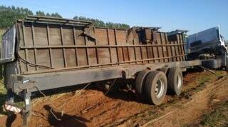 PRF encontra caminhão roubado sem placas e com 200 mil maços de cigarro PRF encontra caminhão roubado sem placas e com 200 mil maços de cigarro