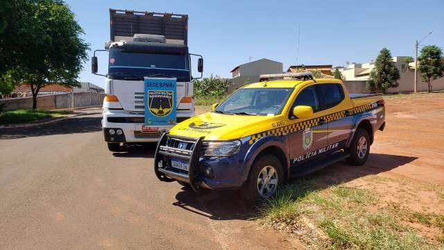Motorista &eacute; preso ao ser flagrado com 5 t de maconha em fundo falso de caminh&atilde;o 
