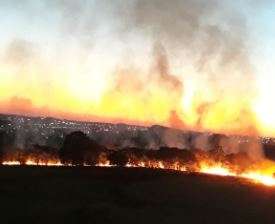 Inc&ecirc;ndio se alastra em dire&ccedil;&atilde;o a condom&iacute;nio e assusta moradores 